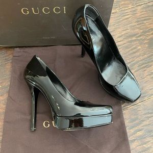 Gently worn Gucci Sz. 38 black patent pumps